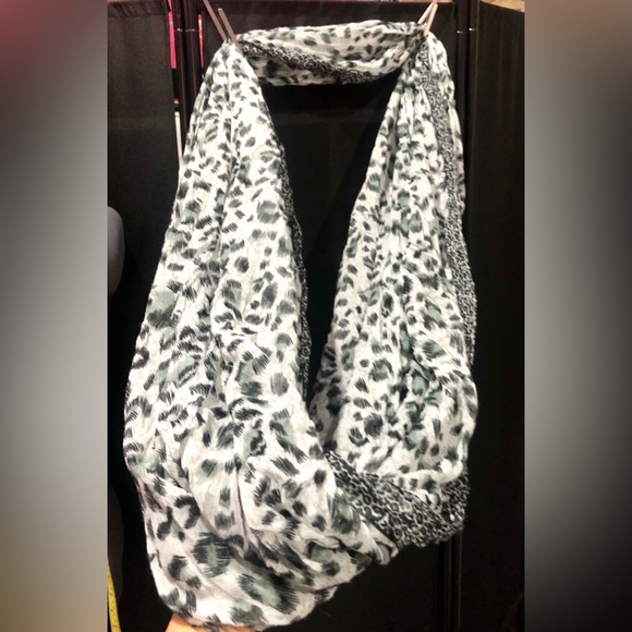 INFINITY SCARF animal print gray/black size 33 x 36 NWOT - Picture 7 of 7